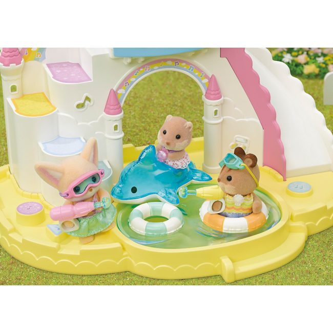 SYLVANIAN FAMILIES: ΦΙΛΑΡΑΚΙΑ ΒΡΕΦΟΝΗΠΙΑΚΟΥ ΣΤΑΘΜΟΥ - Η ΠΑΡΕΑ ΤΩΝ ΤΡΙΩΝ ΔΙΑΣΚΕΔΑΖΕΙ ΣΤΗΝ ΠΙΣΙΝΑ (5749) SYLVANIAN FAMILIES: ΦΙΛΑΡΑΚΙΑ ΒΡΕΦΟΝΗΠΙΑΚΟΥ ΣΤΑΘΜΟΥ - Η ΠΑΡΕΑ ΤΩΝ ΤΡΙΩΝ ΔΙΑΣΚΕΔΑΖΕΙ ΣΤΗΝ ΠΙΣΙΝΑ (5749)