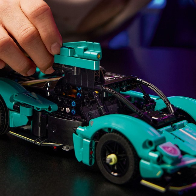 LEGO TECHNIC ASTON MARTIN VALKYRIE (42208) LEGO TECHNIC ASTON MARTIN VALKYRIE (42208)