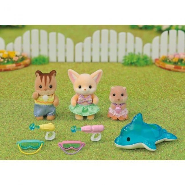 SYLVANIAN FAMILIES: ΦΙΛΑΡΑΚΙΑ ΒΡΕΦΟΝΗΠΙΑΚΟΥ ΣΤΑΘΜΟΥ - Η ΠΑΡΕΑ ΤΩΝ ΤΡΙΩΝ ΔΙΑΣΚΕΔΑΖΕΙ ΣΤΗΝ ΠΙΣΙΝΑ (5749) SYLVANIAN FAMILIES: ΦΙΛΑΡΑΚΙΑ ΒΡΕΦΟΝΗΠΙΑΚΟΥ ΣΤΑΘΜΟΥ - Η ΠΑΡΕΑ ΤΩΝ ΤΡΙΩΝ ΔΙΑΣΚΕΔΑΖΕΙ ΣΤΗΝ ΠΙΣΙΝΑ (5749)